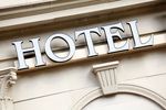 Odwołanie rezerwacji w hotelu: kary umowne  w podatku VAT