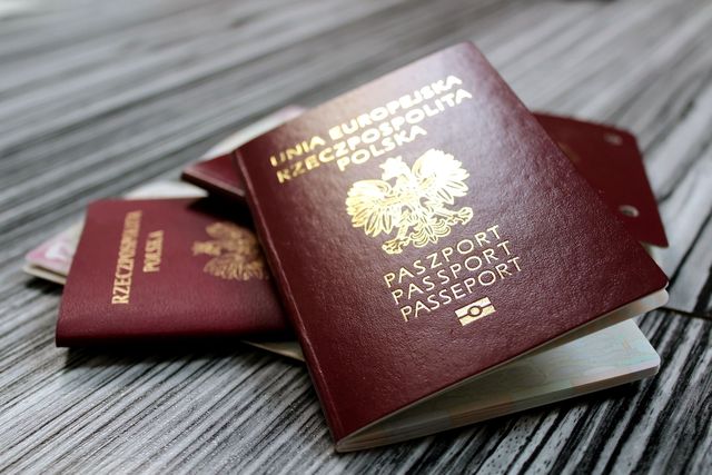 Wyjazd za granicę: konieczny paszport lub dowód dla dziecka