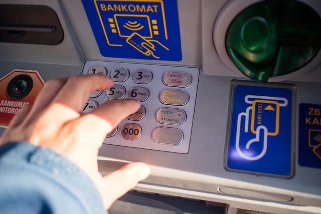Liczba wypłat z bankomatów najniższa w historii