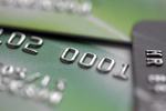Wakacje: jak bezpiecznie korzystać z kart płatniczych?
