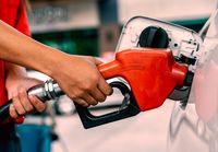Fiskus jest nieugięty: paliwo do służbowego samochodu trzeba opodatkować osobno