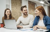 Zetki chcą się realizować w pracy i dobrze zarabiać