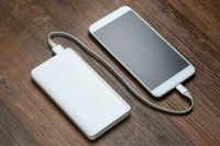 Zmieniły się przepisy przewozu powerbanków w samolotach