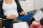 Praca tymczasowa a ciąża: zmiany w prawie zaszkodzą kobietom?