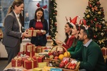 Świąteczne prezenty firmowe 2025: co pracownicy dostaną od pracodawców?