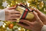 Podatek od prezentów - kto i kiedy musi go zapłacić?