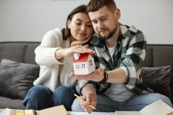 Sprzedaż mieszkań znowu hamuje. Skąd to spowolnienie?