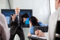 Atmosfera w pracy: jak radzić sobie z trudnym szefem?