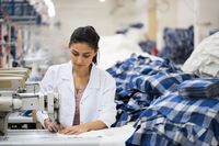 Kobieta w fabryce włókienniczej