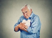 Blisko połowa seniorów trzyma swoje oszczędności w domu