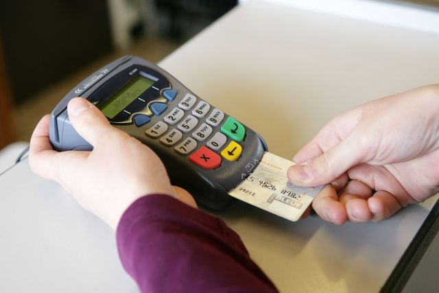 Karty płatnicze pomocą w smart shoppingu