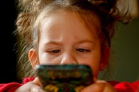 Naucz swoje dziecko, jak bezpiecznie korzystać ze smartfona