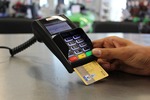 Płatności bezgotówkowe: wolimy płacić telefonem czy gotówką?