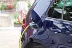 Co hamuje sprzedaż samochodów elektrycznych?
