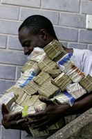 Mieszkaniec Zimbabwe udający się do kiosku w czasach najwyższej inflacji