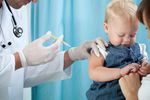 Szczepienia dzieci: szczepić na odrę czy nie szczepić? Wojna w social media