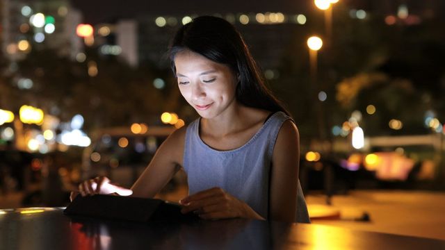 Młodzi kontra starsi, czyli przepaść pokoleniowa w korzystaniu z AI