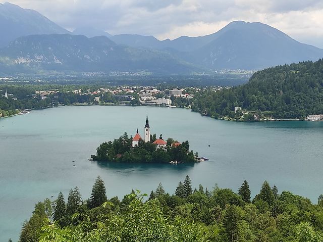 Samochodem po Europie i Polsce - 10 inspirujących miejsc na nietuzinkowe wakacje