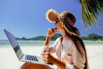 Praca zdalna na wakacjach: jak chronić się przed cyberzagrożeniami?