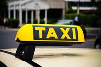 Służbowe przejazdy taksówkami a podatek dochodowy