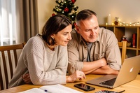 Świąteczne zakupy online 2025: Ile Polacy wydadzą na święta, co chcą kupić i jakie prezenty podarują najbliższym?