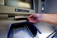 Nie przepłacaj za pobranie gotówki z bankomatu