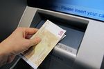 Wypłata z bankomatu za granicą: bywa drogo