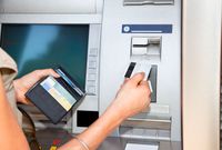 Wypłata z bankomatu za granicą może słono kosztować