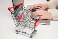 79% Polaków robi zakupy online, social commerce mniej popularny