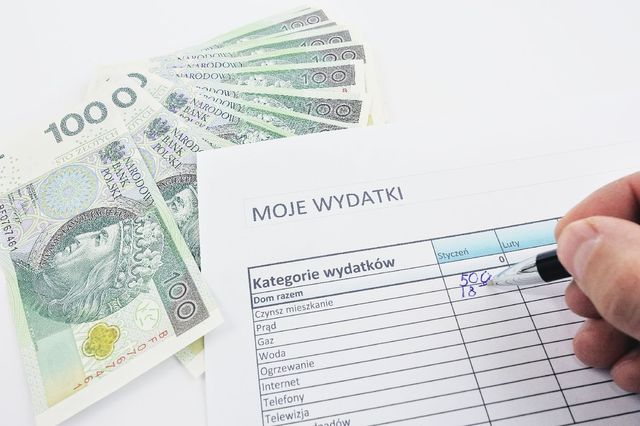 Finanse Polaków: bez oszczędności, wakacji, ale z wydatkami