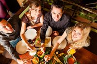 Polacy najchętniej jedzą z rodziną i przyjaciółmi